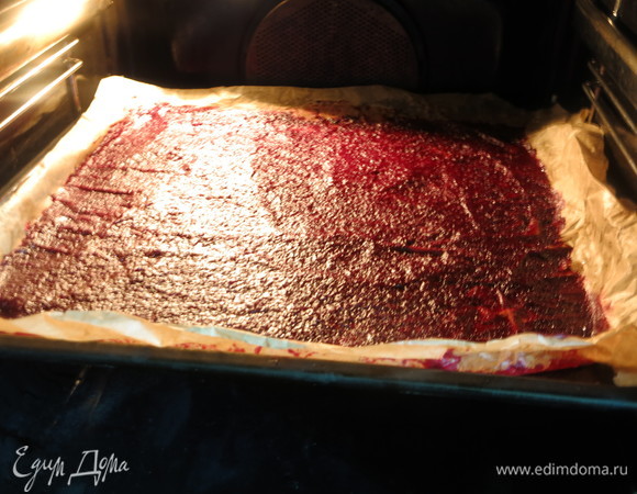 Нагреваем духовку до 150°C, снижаем температуру до 100–80°C и сушим пастилу 1,5–2,5 часа при конвекции. Выключаем духовку и оставляем на пару часов (на ночь).