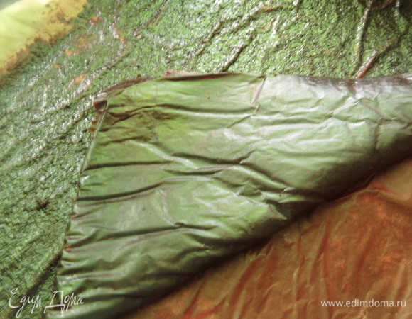 Аккуратно снимаем пергамент.