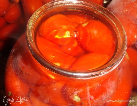 Залить кипятком. Накрыть крышками. Оставить банки до полного остывания.