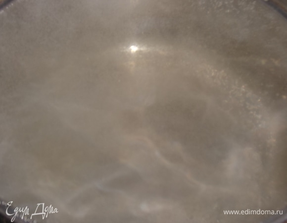 Слить воду с банок в кастрюлю. Довести до кипения. Добавить соль, сахар, уксусную эссенцию. Прокипятить в течение одной минуты.