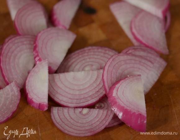 Красную луковицу почистить и нарезать тонкими полукольцами.