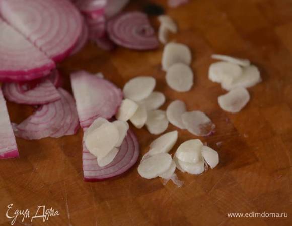 Чеснок почистить и нарезать тонкими пластинками.<br />
 