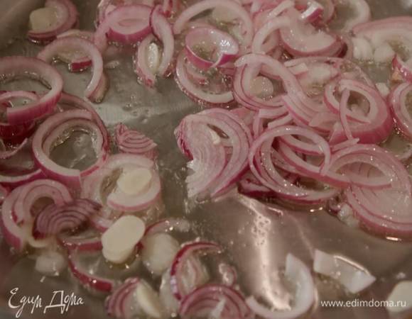 Разогреть в сковороде 1 ст. ложку оливкового масла и обжарить лук и чеснок на маленьком огне до прозрачности, затем всыпать 1/2 ч. ложки зиры, посолить и перемешать.