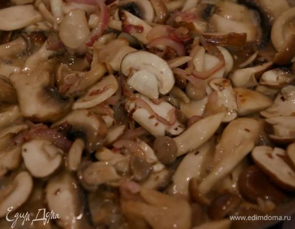 Грибы почистить, разрезав крупные на части, и выложить к луку с чесноком, добавить оставшееся оливковое и сливочное масло, посыпать чили, влить белое вино и, помешивая, пожарить.
