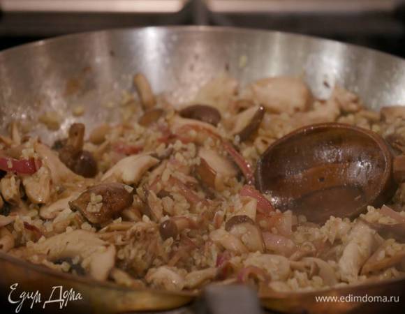 Добавить бальзамический уксус и оставшуюся зиру, выложить в сковороду булгур и, помешивая, довести все до готовности.