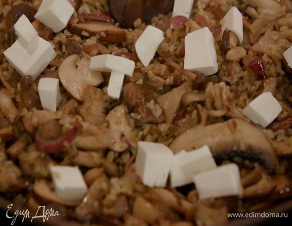 Фету порезать маленькими кусочками и добавить в сковороду.