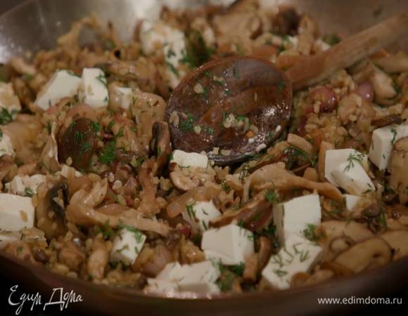 Укроп мелко порубить и посыпать готовое блюдо.