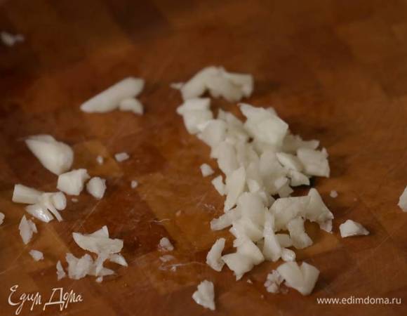 Чеснок почистить, раздавить плоской стороной ножа и мелко порубить.<br />
 