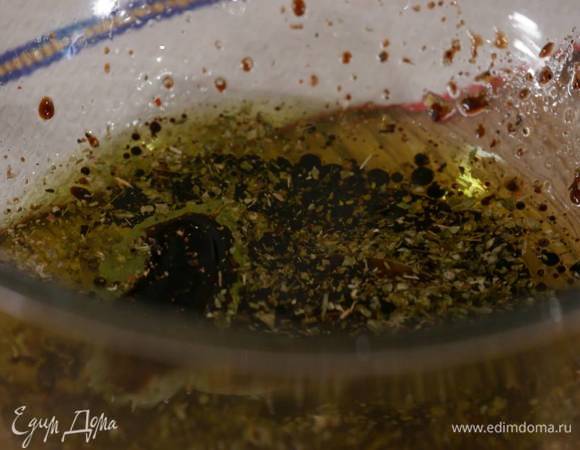 В глубокой миске соединить чеснок, орегано, лавровые листья, соль, перец, влить половину оливкового масла и бальзамического уксуса.