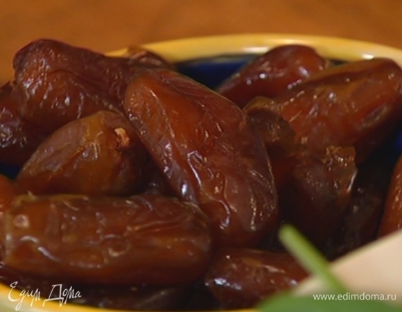 Финики разрезать пополам.