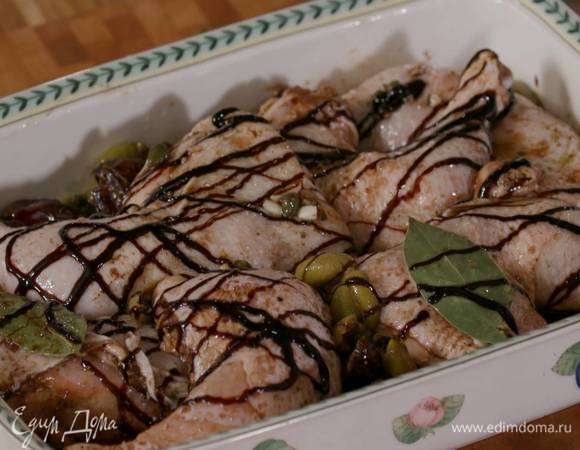 В жаропрочную керамическую форму равномерно выложить окорочка вместе с маринадом и полить белым вином и солодом.