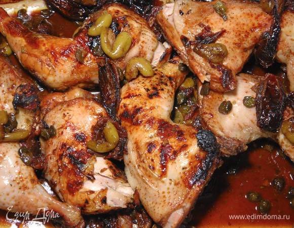 Запекать в разогретой духовке 50 минут, периодически поливая выделившимся соком. На последние 10‒15 минут можно прикрыть фольгой.