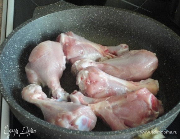 Голени слегка обжарить на растительном масле. Не солить.