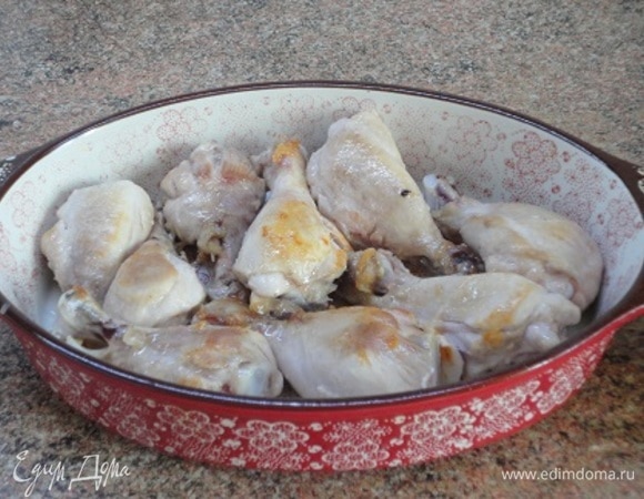 Выложить в форму для запекания. Включить духовку на разогрев до 180–200°C.