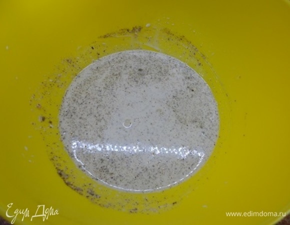 Для соуса смешать сметану со сливками, добавить молотые орехи, измельченный чеснок, хмели-сунели, перец, соль.