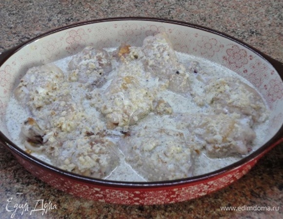Залить соусом куриные голени.