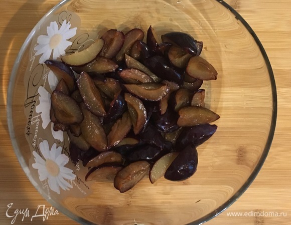 Сливы разрезать на четыре части.