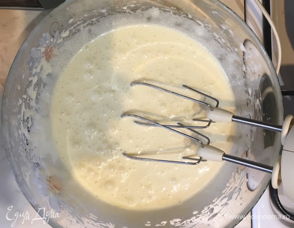 Затем наливаем кефир и сливочное масло, заранее растопленное и охлажденное до комнатной температуры. Все взбить миксером.