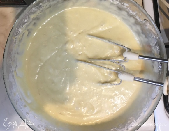 Муку просеиваем и смешиваем ее с разрыхлителем и щепоткой соли. Затем добавить к жидкой основе сухую смесь и все перемешать до однородности.