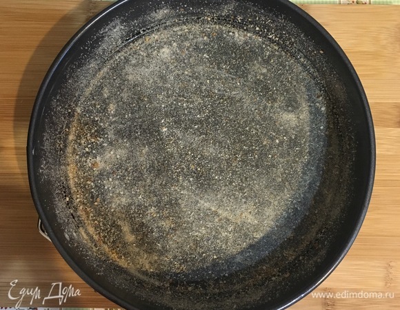 Теперь берем форму для запекания диаметром 22–24 см. Смажьте сливочным маслом и посыпьте панировочными сухарями.