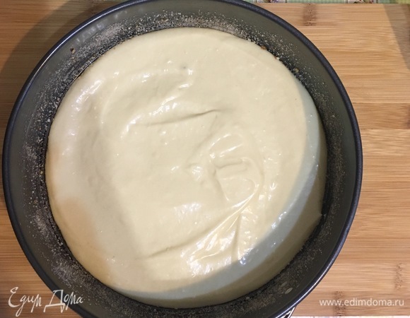 Выкладываем в форму половину теста, разравниваем лопаткой.