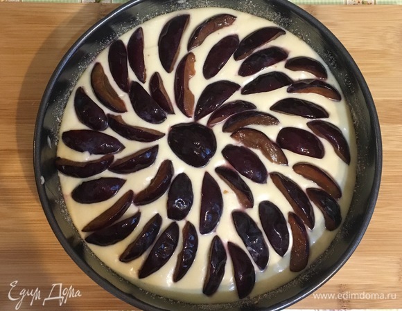 Заливаем второй половиной теста, кладем оставшуюся часть слив. Это делается для того, чтобы сливы не лежали на дне пирога, а равномерно распределились по всему объему формы.