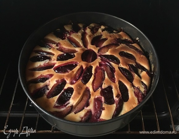 Готовить пирог в предварительно разогретой духовке при 180°C около 35–40 минут. Когда пирог хорошо зарумянится, проверяем готовность деревянной шпажкой или зубочисткой.