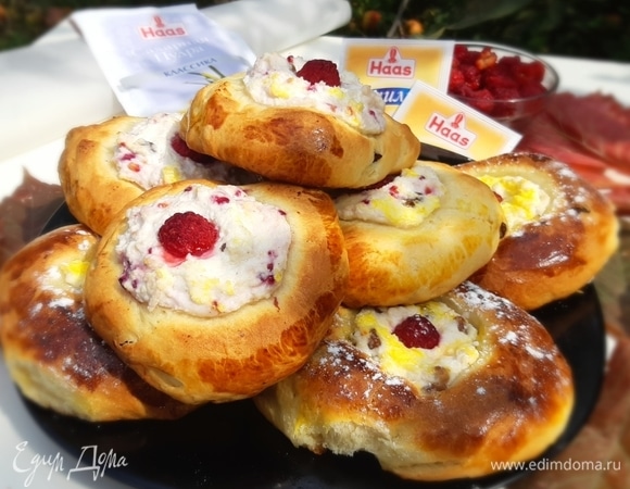 Из всех ингредиентов у меня получилось 10 больших ватрушек.