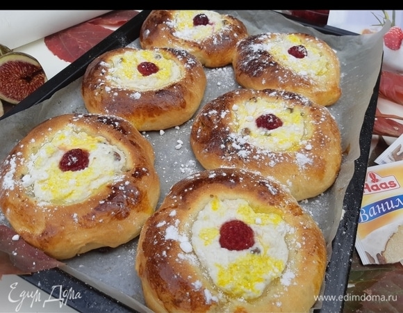 Готовые ватрушки украсить сахарной пудрой Haas, и можно подавать.