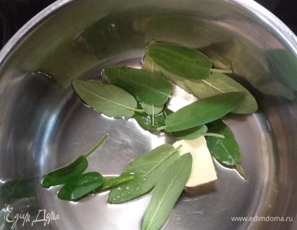 Овощи очистить и нарезать произвольно. Яблоки будем чистить непосредственно перед употреблением, чтобы они не потемнели. Разогреть оливковое и сливочное масло и обжарить листики шалфея. Если не любите шалфей, можно заменить его тимьяном.