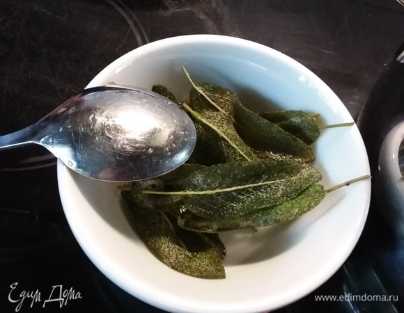 Обжаренные (фритированные) листья шалфея выложить на тарелку, их можно добавить в суп при подаче.