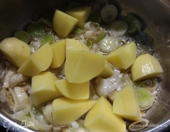 Добавить картошку, обжарить в течение нескольких минут.