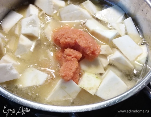 Выложить в кастрюлю сельдерей, залить овощным бульоном. Я использовала заготовку: https://www.edimdoma.ru/retsepty/129848-zagotovka-ovoschnoy-bulon. 1 ст. л. с горкой достаточно.