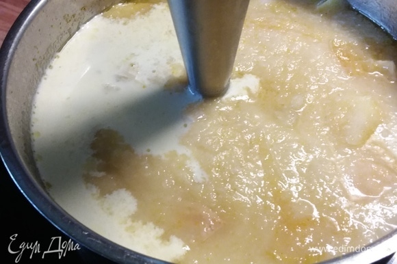 Добавить сливки (жирность сливок не имеет значения) и пюрировать суп.