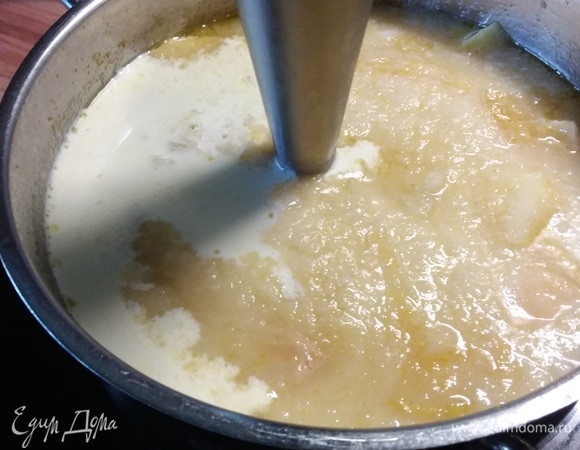Добавить сливки (жирность сливок не имеет значения) и пюрировать суп.