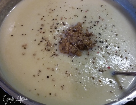 Теперь осталось добавить в суп горчицу, мускатный орех, перец, соль и сахар, по необходимости разбавить суп овощным бульоном или водой, если он покажется вам слишком густым. Прогреть.