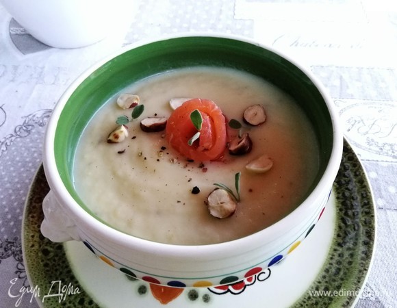 При подаче посыпать обжаренными на сухой сковороде орешками и слайсами лосося или обжаренным беконом с гренками.