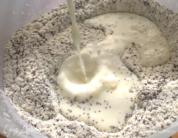 Смешиваем сухой состав и вливаем жидкий. Вместо молока, как в оригинале, я взяла жидкую сметану и молоко.
