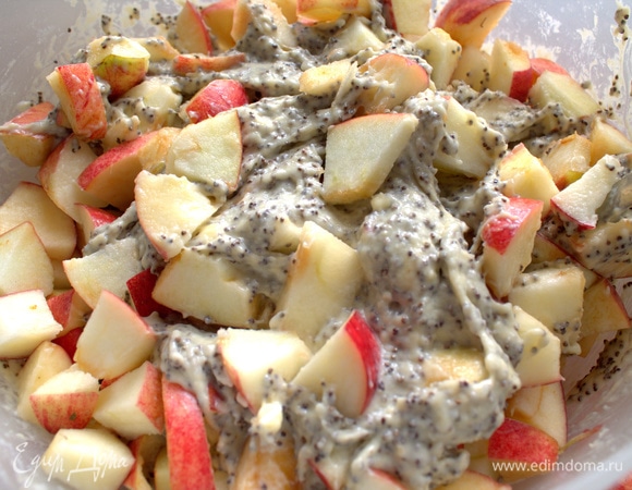 Смешать яблоки (400–500 г) с тестом.