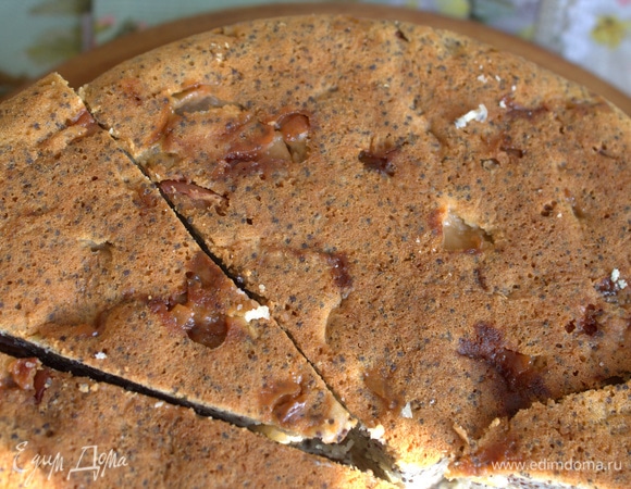 Делим на порции только остывший пирог.