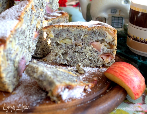 Яблочек много в пироге и мака тоже.