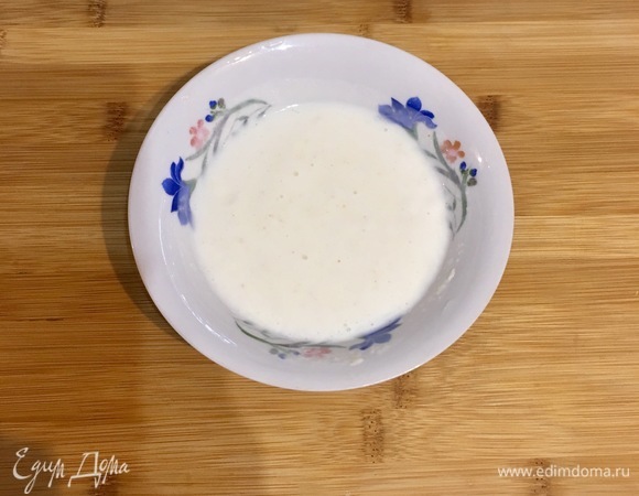 Предварительно манную крупу заливаем кефиром и оставляем набухать.