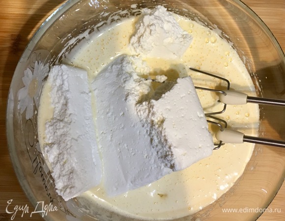 Затем вводим творог, ванилин, кефир с манной крупой и тщательно перемешиваем.