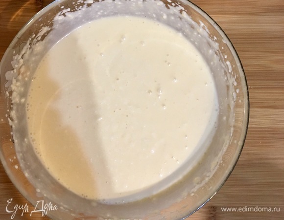 Если творожная масса получится густой, добавить еще кефира, если нет, то на этом останавливаемся. Консистенция должна получиться, как у сметаны 20% жирности.