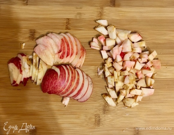 Часть яблок оставляем для украшения — их нарезаем тонкими дольками, а вторую часть измельчаем мелким кубиком и добавляем в творожную массу.