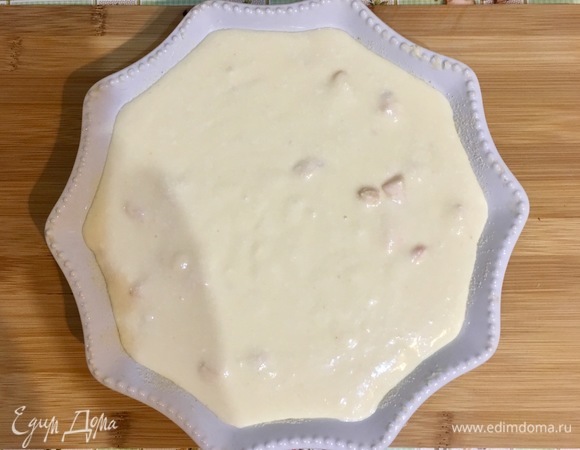 Хорошо перемешиваем творожную массу и выливаем в форму для запекания.