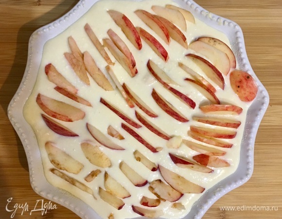 Сверху украшаем оставшимися дольками яблок.