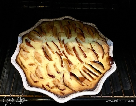 Выпекать запеканку в разогретой духовке при 180°C около часа.