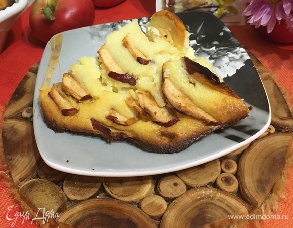 Отрезаем кусочек и наслаждаемся румяной запеканкой с садовыми яблоками.