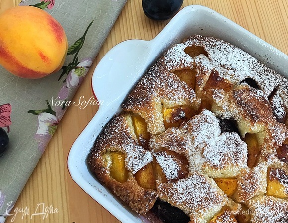 Готовый пирог слегка остудить в форме и подавать горячим или теплым.